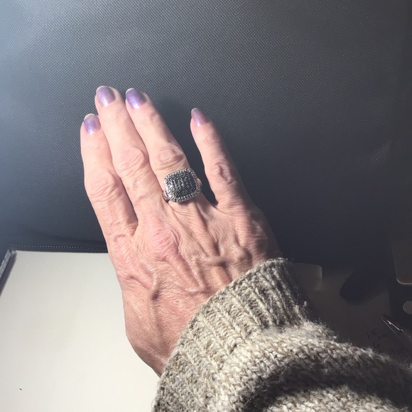 Beautiful designer black and white diamond ring - Picture 12 of 16